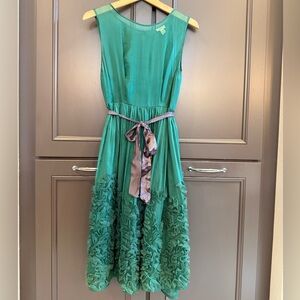 Elegant Green Sleeveless Dress with Lace Detail